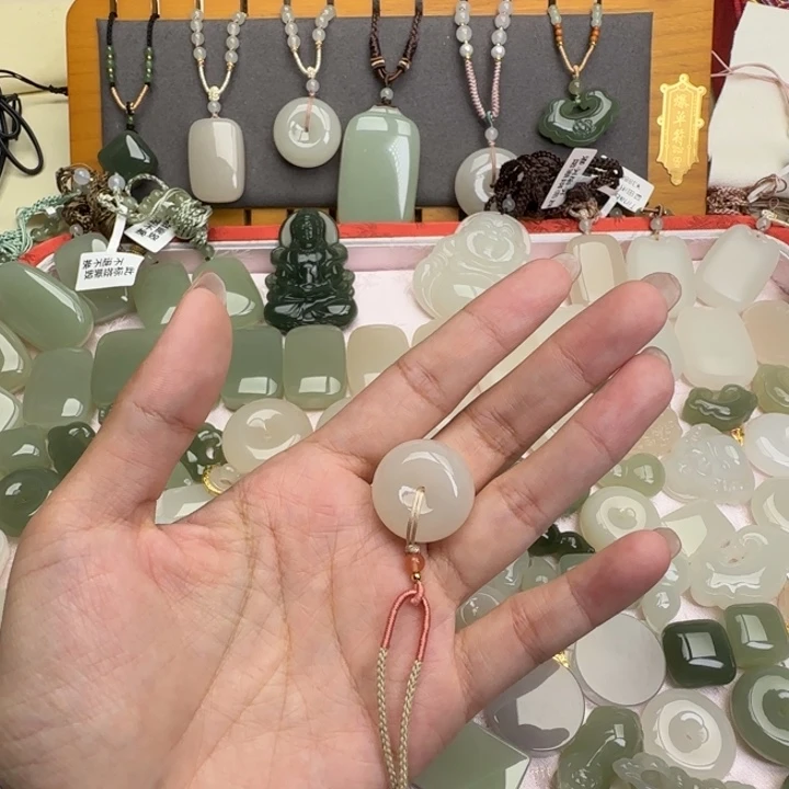 颈饰未镶嵌和田玉