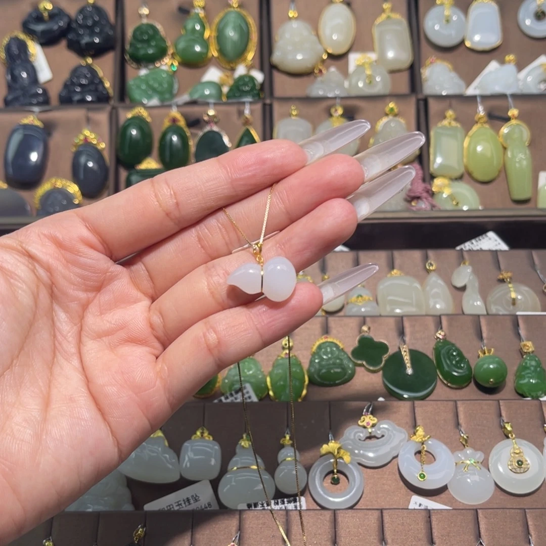 和田玉18K金镶嵌吊坠(赠链)