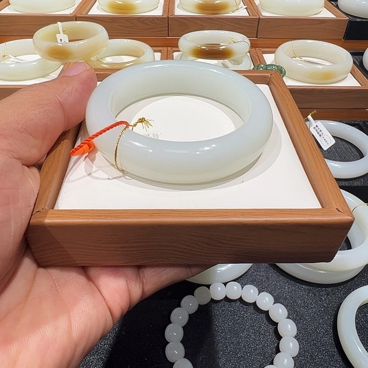 榴***味和田玉未镶嵌手镯