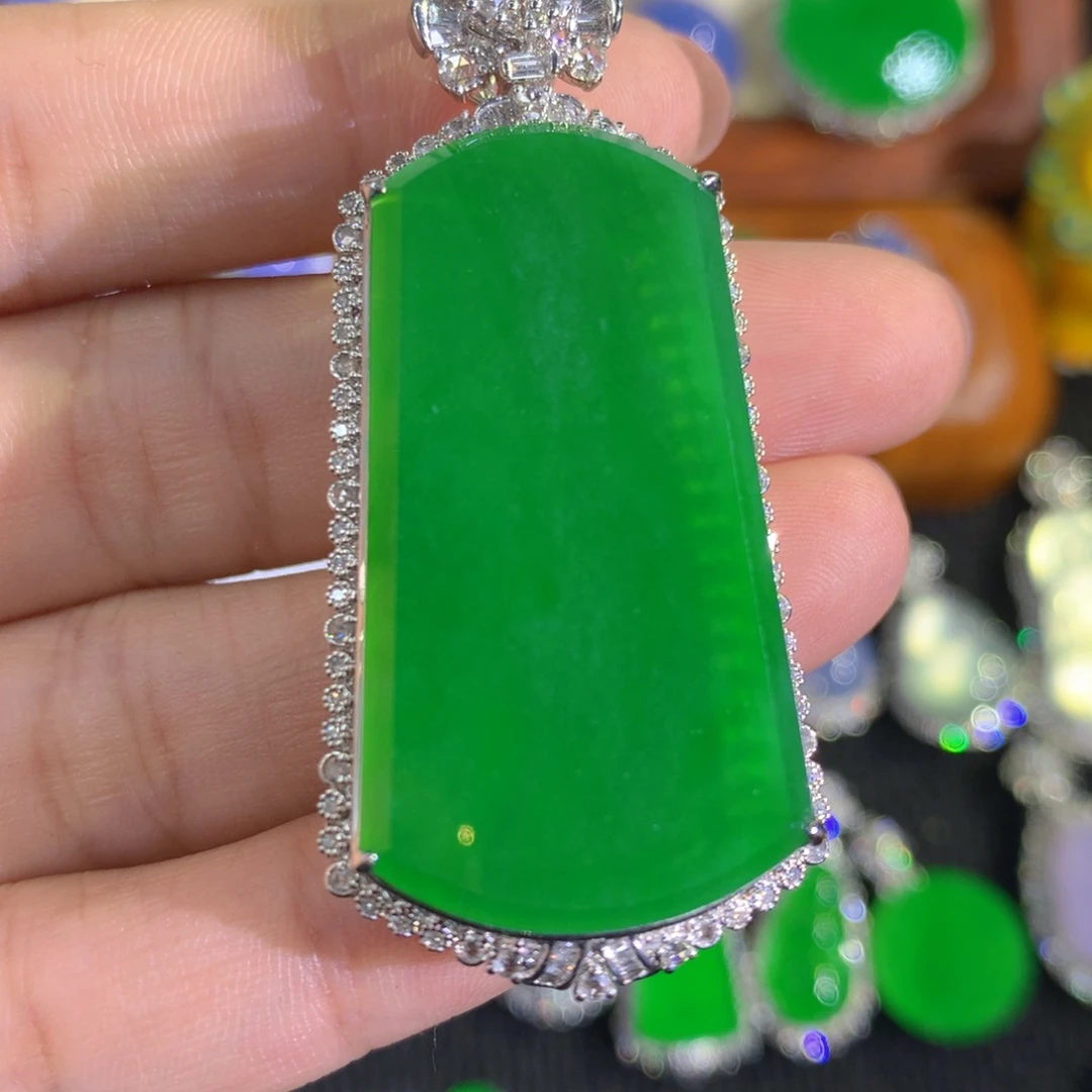 翡翠18K金镶嵌颈饰