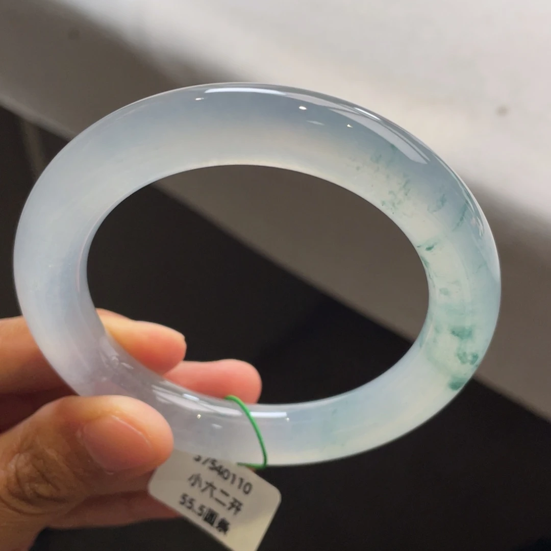 翡翠未镶嵌手镯起光冰胶飘花圆条（小六二开询价）有纹