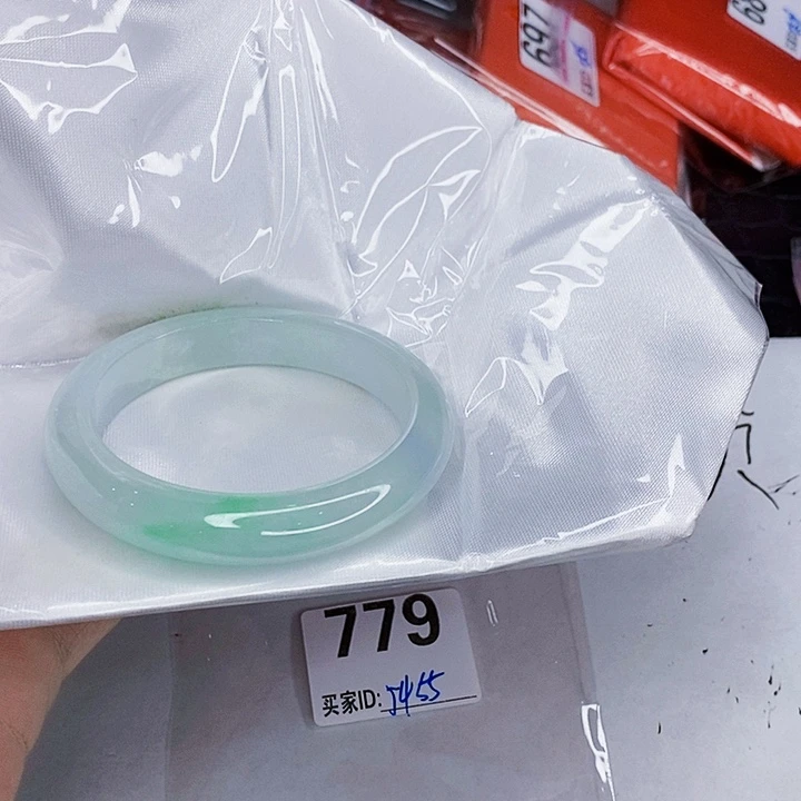 翡翠未镶嵌手镯一图一物实物为准（微瑕处理）
