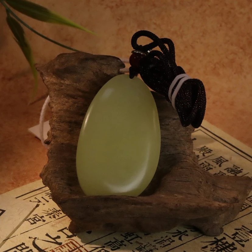 ZR88883和田玉黄玉冰底鸡油黄无相随身佛吊坠