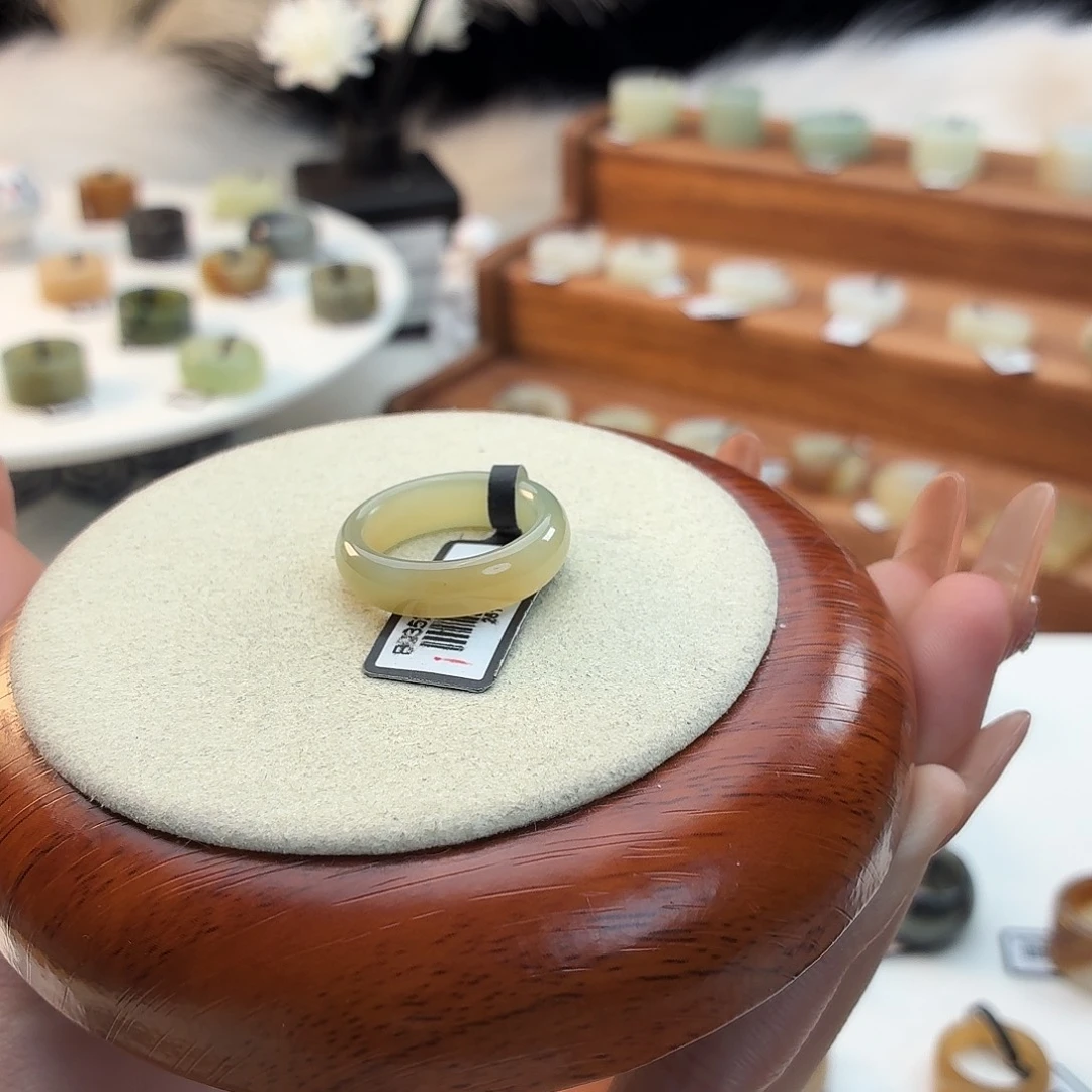 和田玉未镶嵌戒指糖色泥鳅背17.09j65