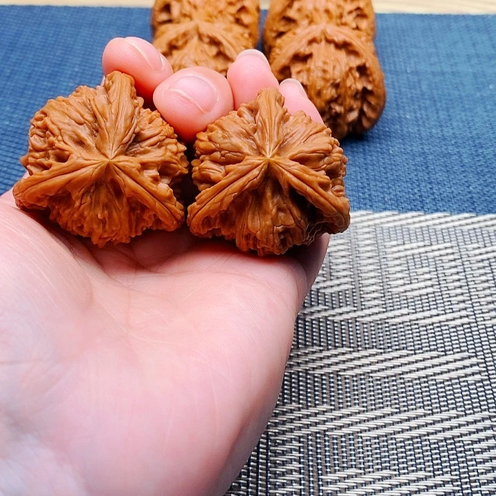 L***I吊坠文玩核桃三棱