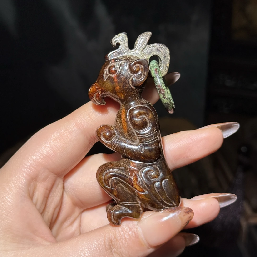 旧藏和田玉神兽形玉人挂件