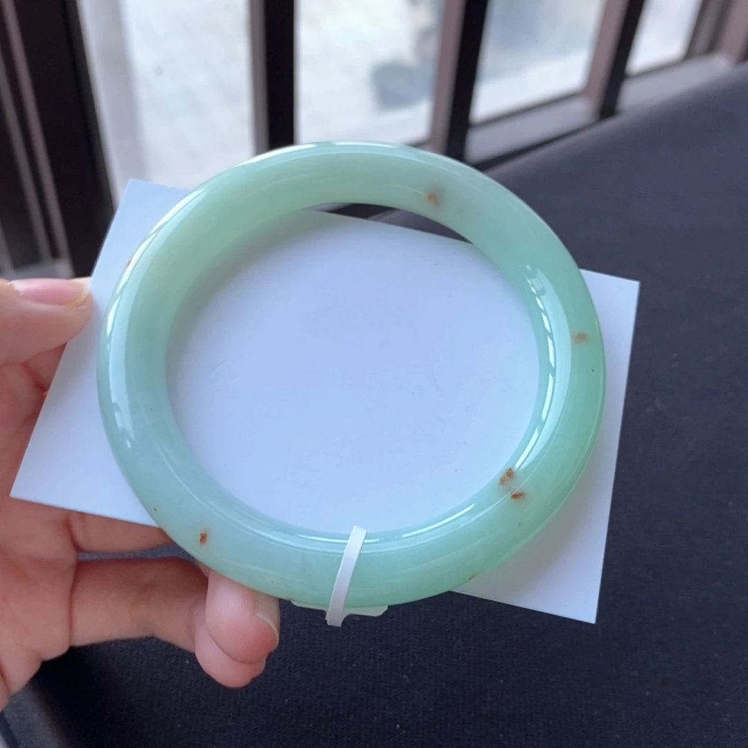 翡翠未镶嵌手镯59圆条果绿底锦鲤色