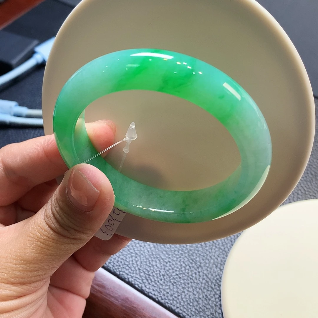 翡翠未镶嵌手镯冰糯飘绿正圈