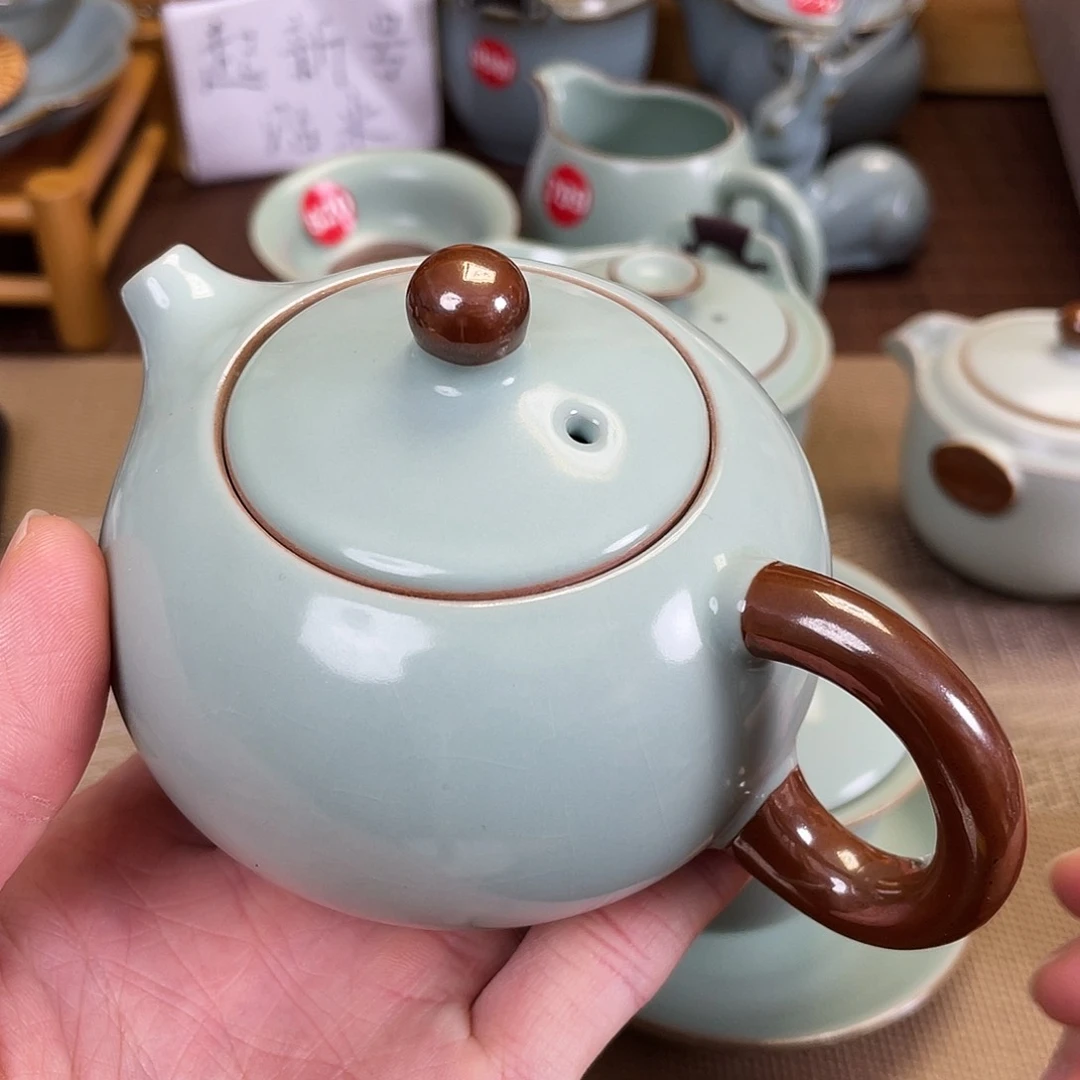 瓷片。。。。。。。。。。。。。