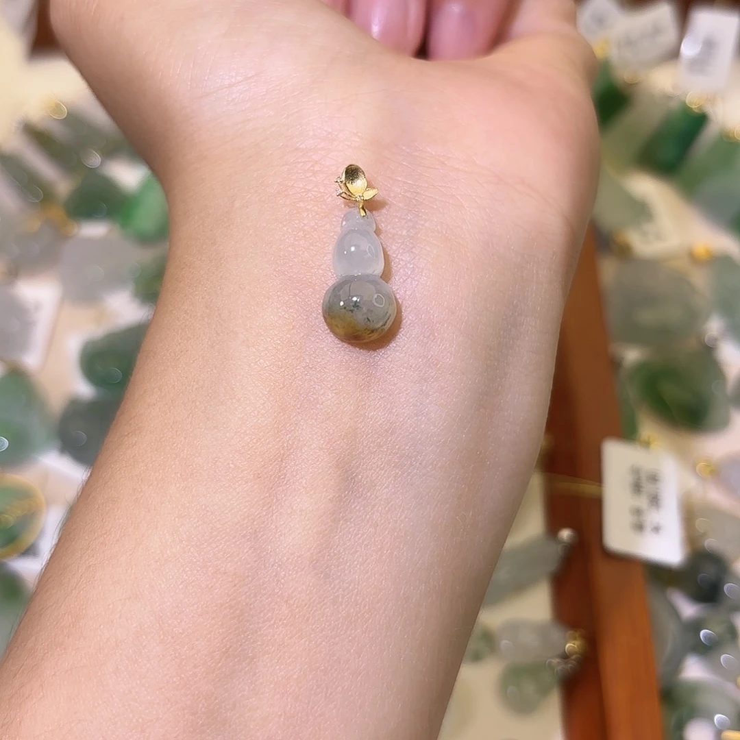 陈****翡翠18K金镶嵌颈饰葫芦