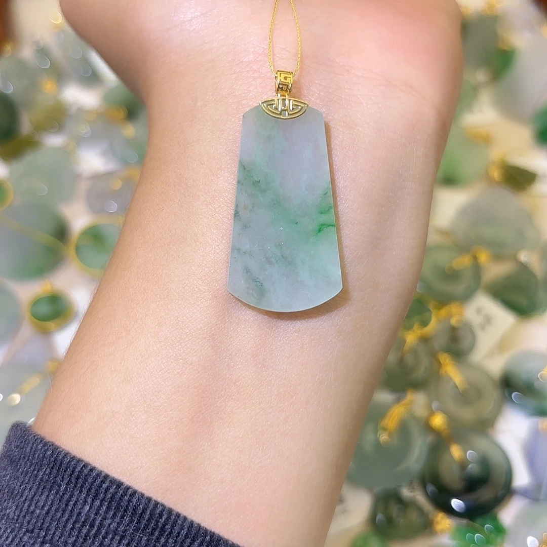 翡翠18K金镶嵌颈饰无事牌