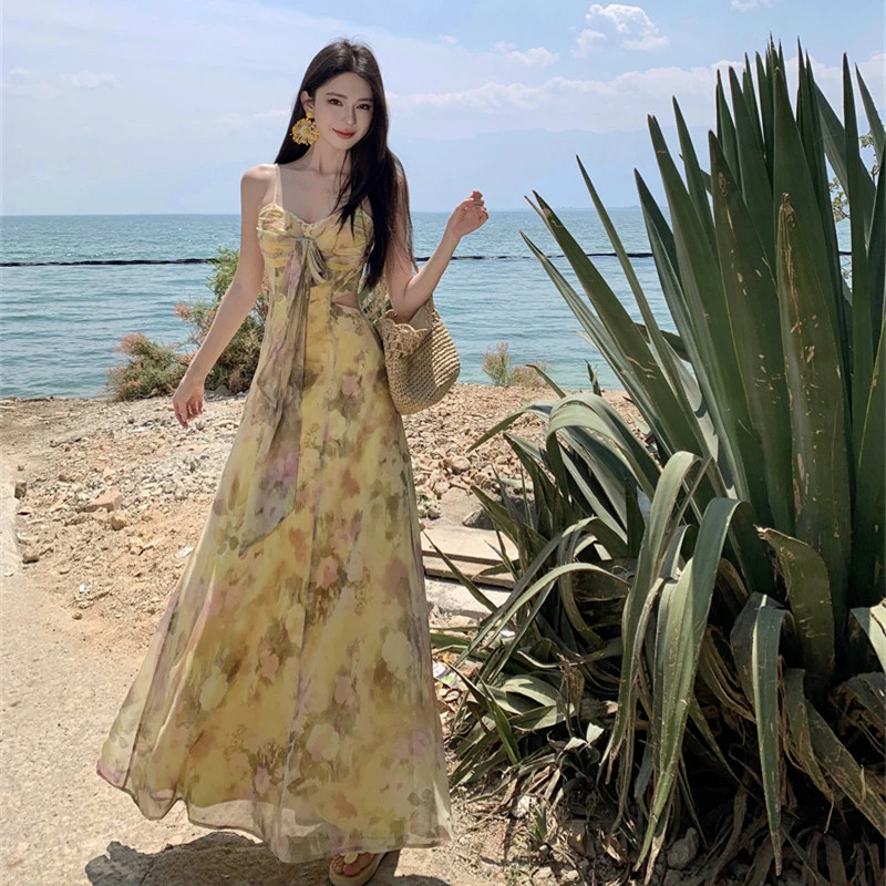 海边度假黄色碎花沙滩连衣裙子女夏多巴胺千金泰式独特吊带长裙子