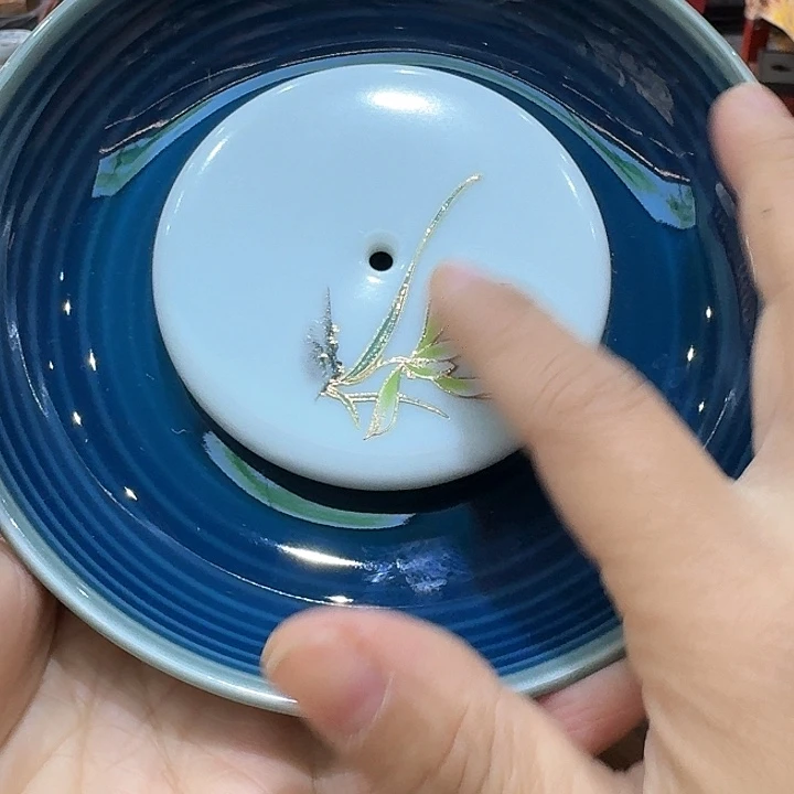 壶承一个，瓷。。。品茗