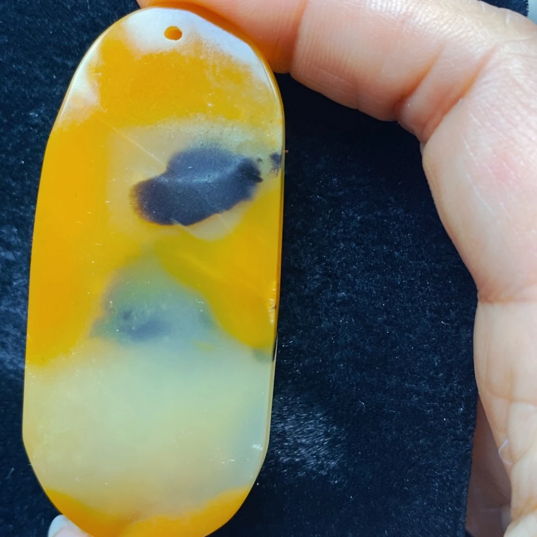 未镶嵌石英质玉（黄龙玉）颈饰