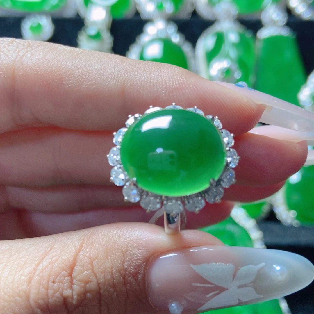 翡翠18K金镶嵌颈饰186。