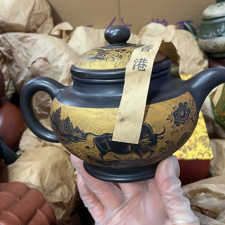 茶壶紫砂原矿泥料，手工制作的一把紫砂壶。