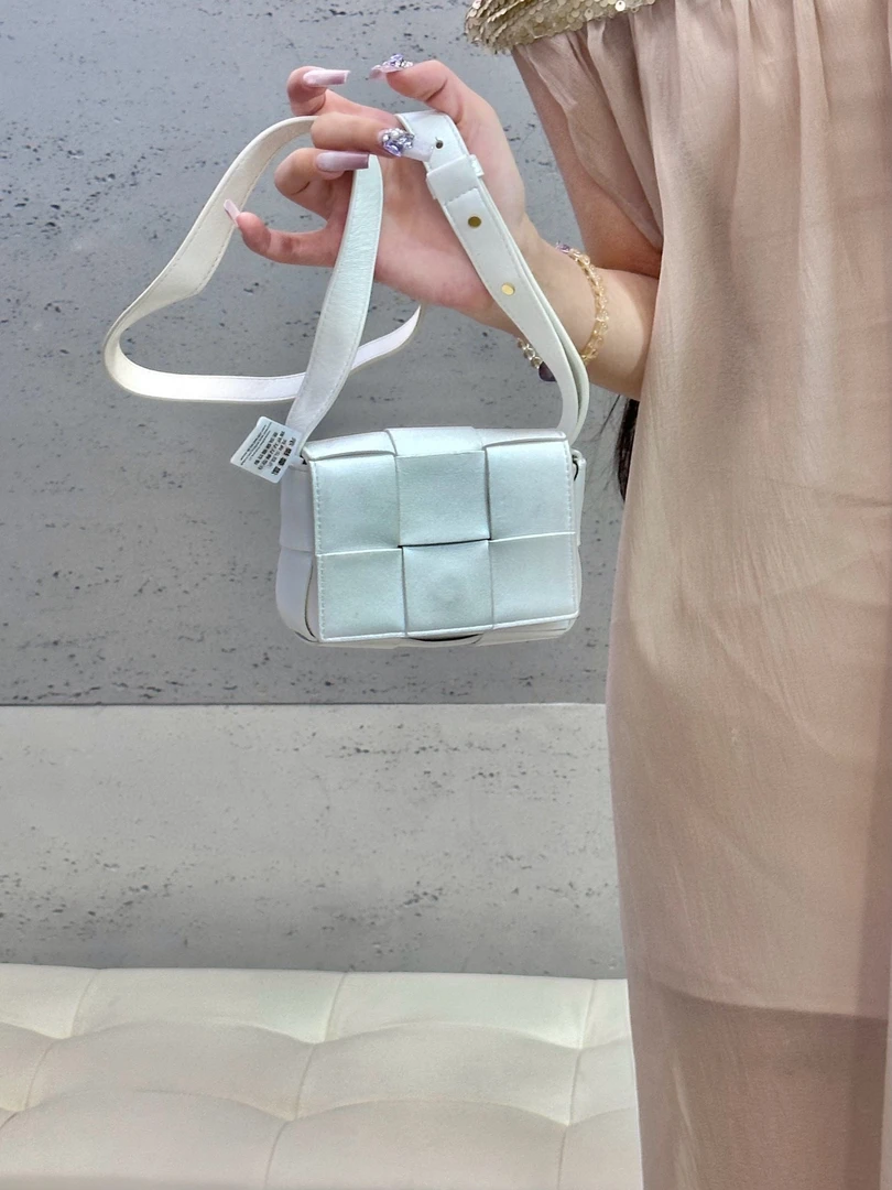 95新 BOTTEGA VENETA/葆蝶家 bv 白色编织mini斜挎包(K)