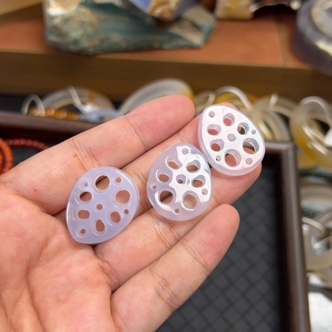 玛瑙/玉髓未镶嵌珠宝半成品其中一个