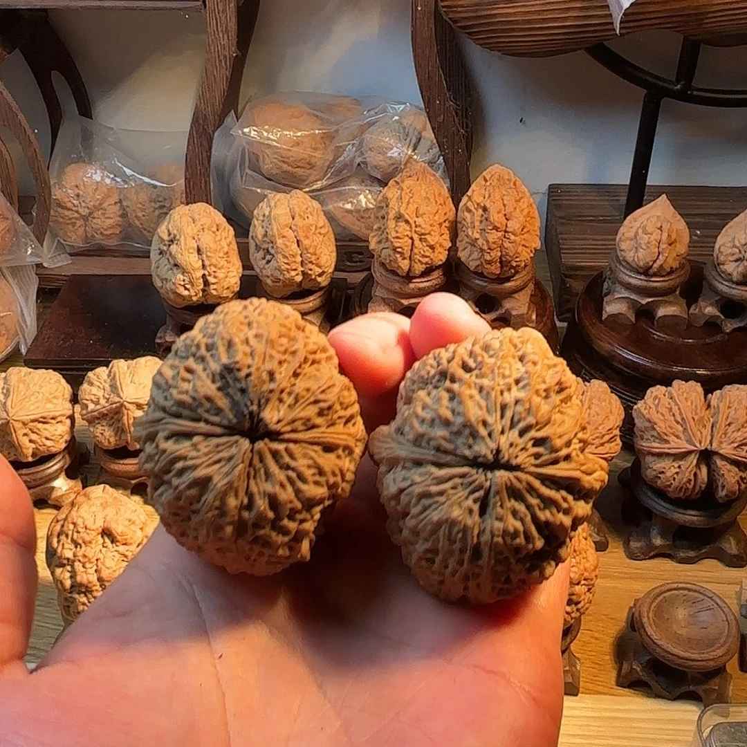 青***灬桃核吊坠狮虎兽树头