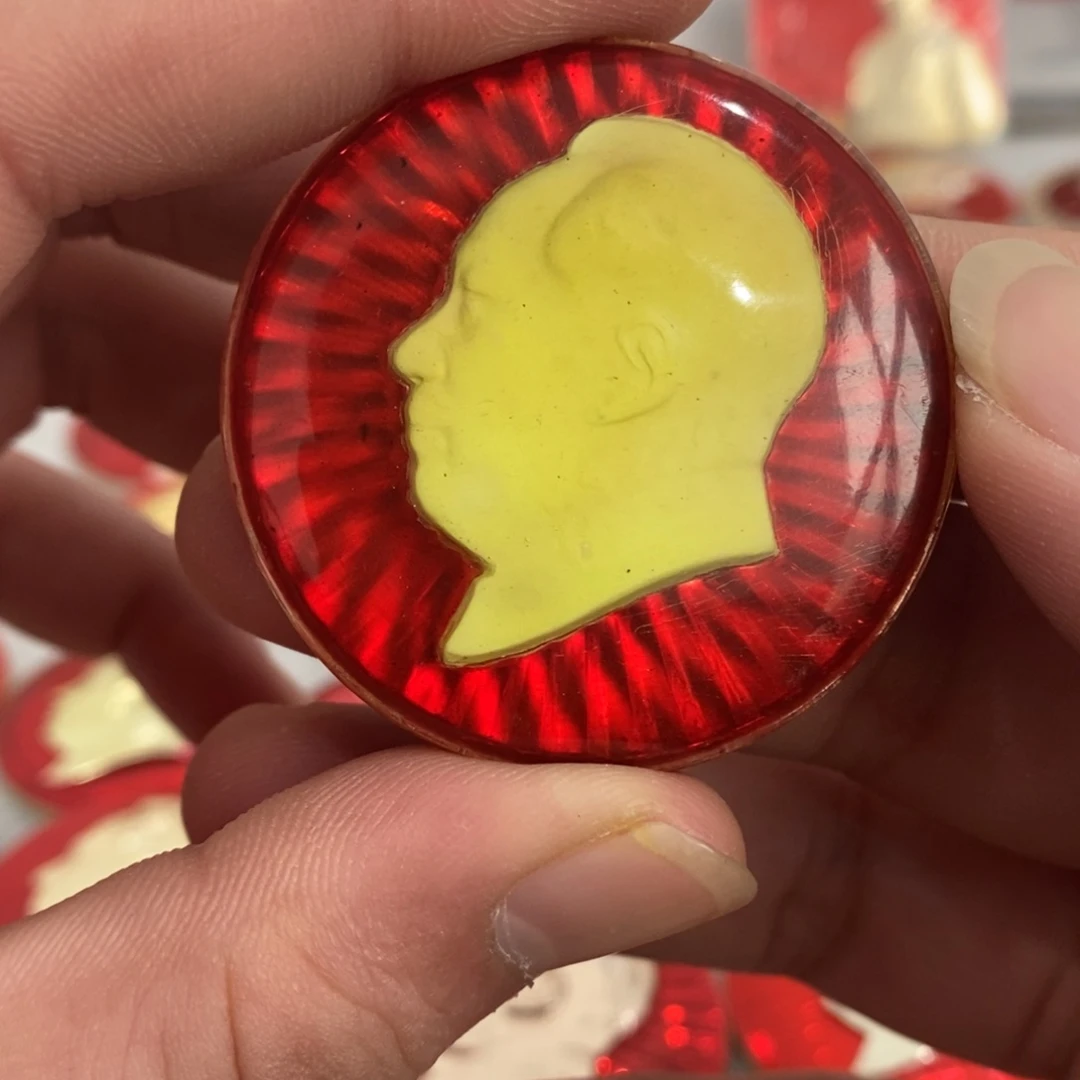 铝红色纪念章转转章