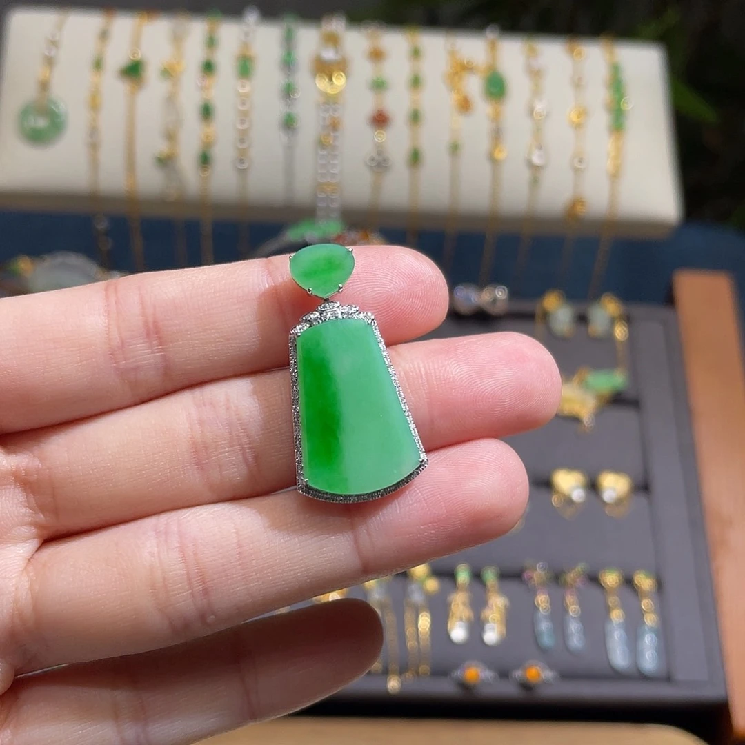 翡翠吊坠(不含链)18K金镶嵌阳绿无事牌