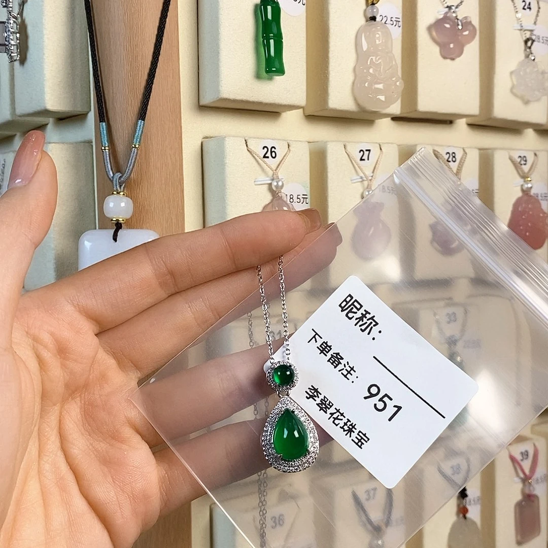 玛瑙/玉髓颈饰未镶嵌是****?