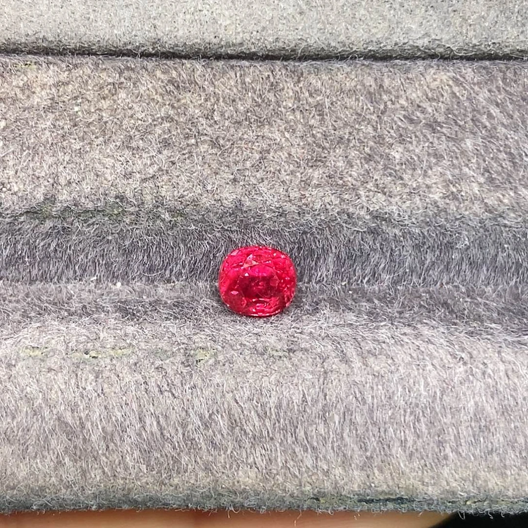红宝石裸石1.2克拉天然玻璃体满火彩鸽血红红宝石