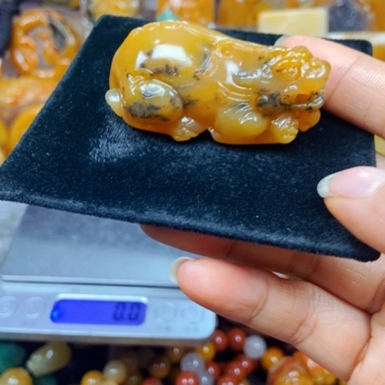 石英质玉(黄龙玉)未镶嵌颈饰