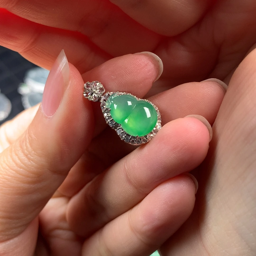 颈饰18K金镶嵌翡翠来*及金丝甜绿葫芦