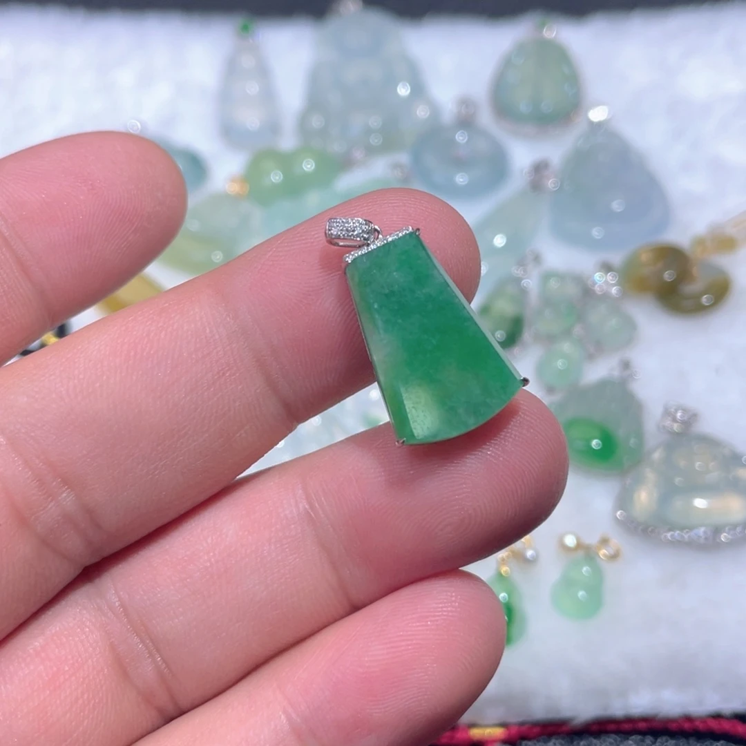 翡翠18K金镶嵌颈饰