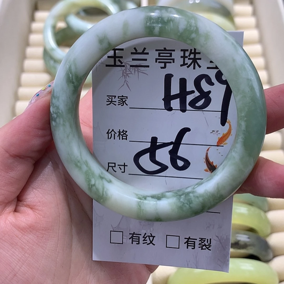 【闪购商品】蛇纹石玉手镯未镶嵌闪****。