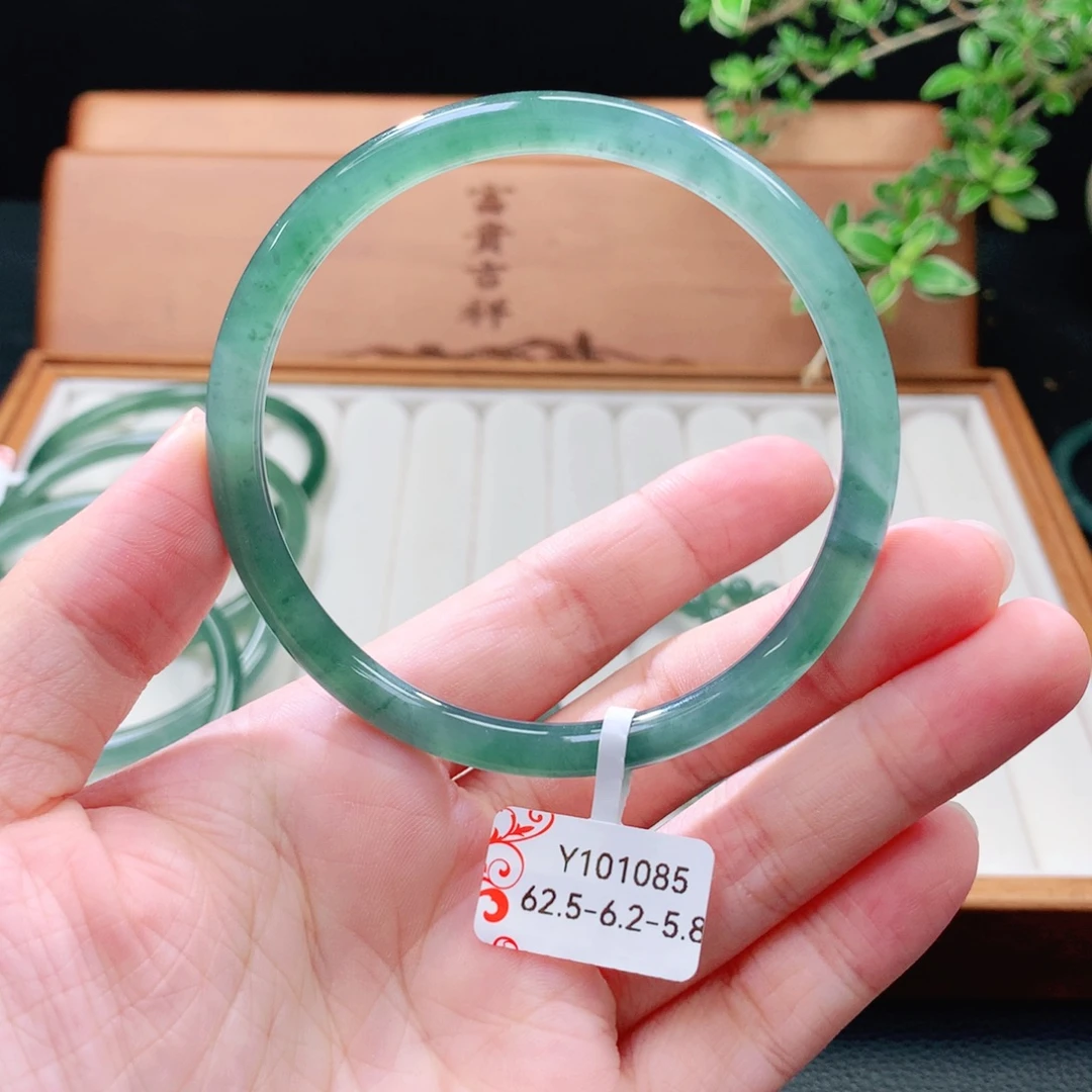 未镶嵌手镯（圆镯）翡翠