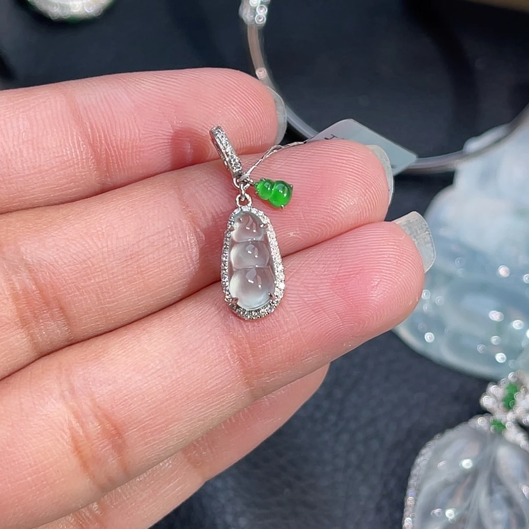 翡翠18K金镶嵌颈饰豆子