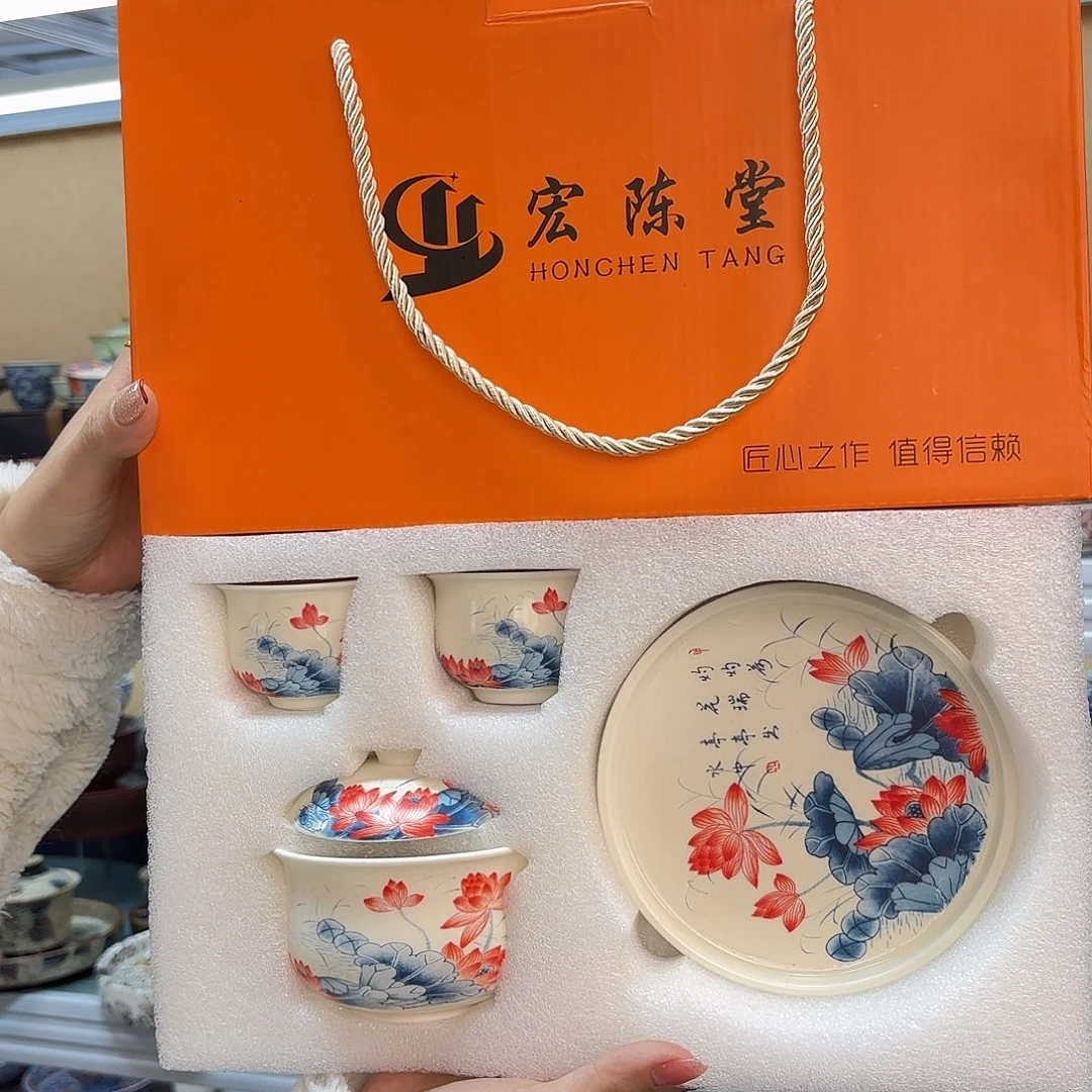 盖碗里的水放在碗中