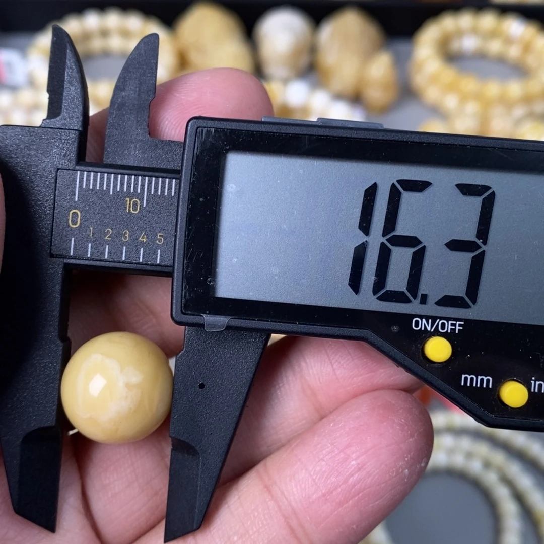 未镶嵌蜜蜡珠宝奇石轻微瑕疵 2.4g