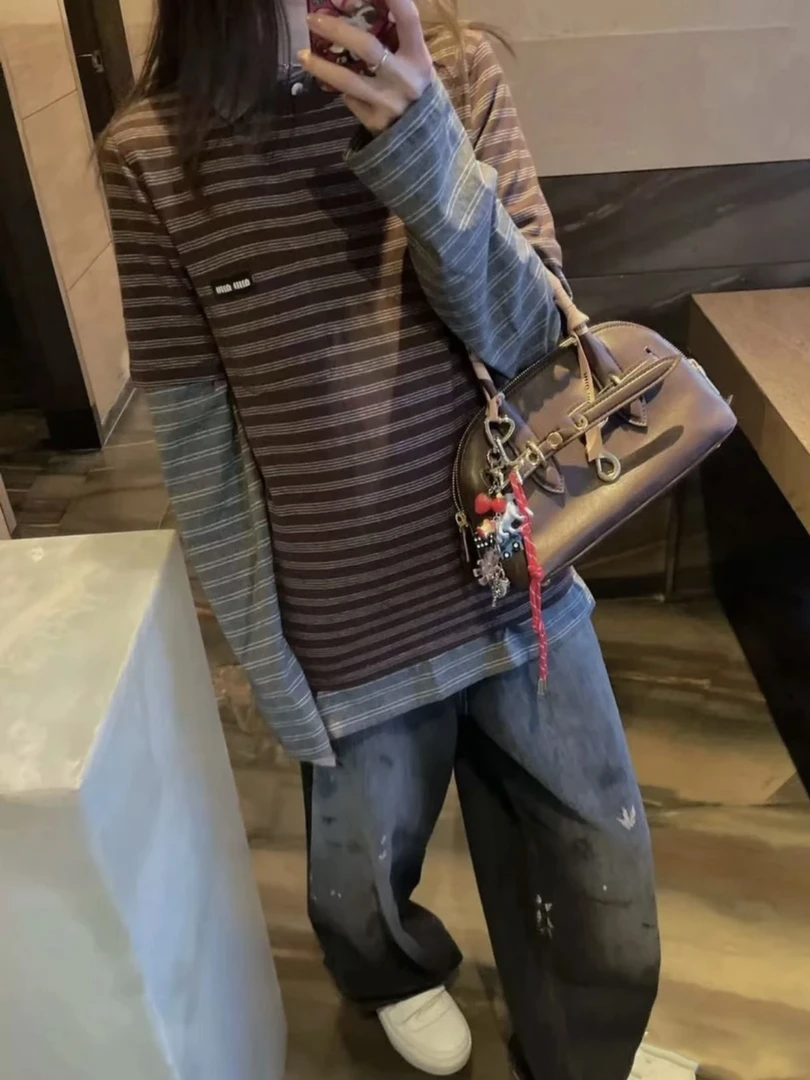 LuoXue买到喜欢的衣服当然开心啦!棕色条纹T恤