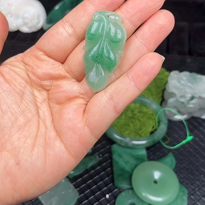 石英质玉（非洲翠）未镶嵌颈饰