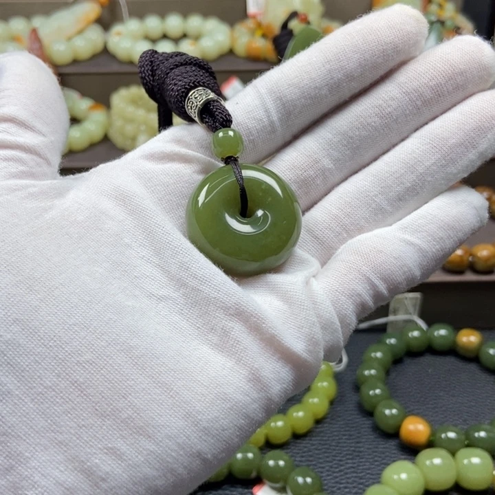 透闪石质玉未镶嵌颈饰