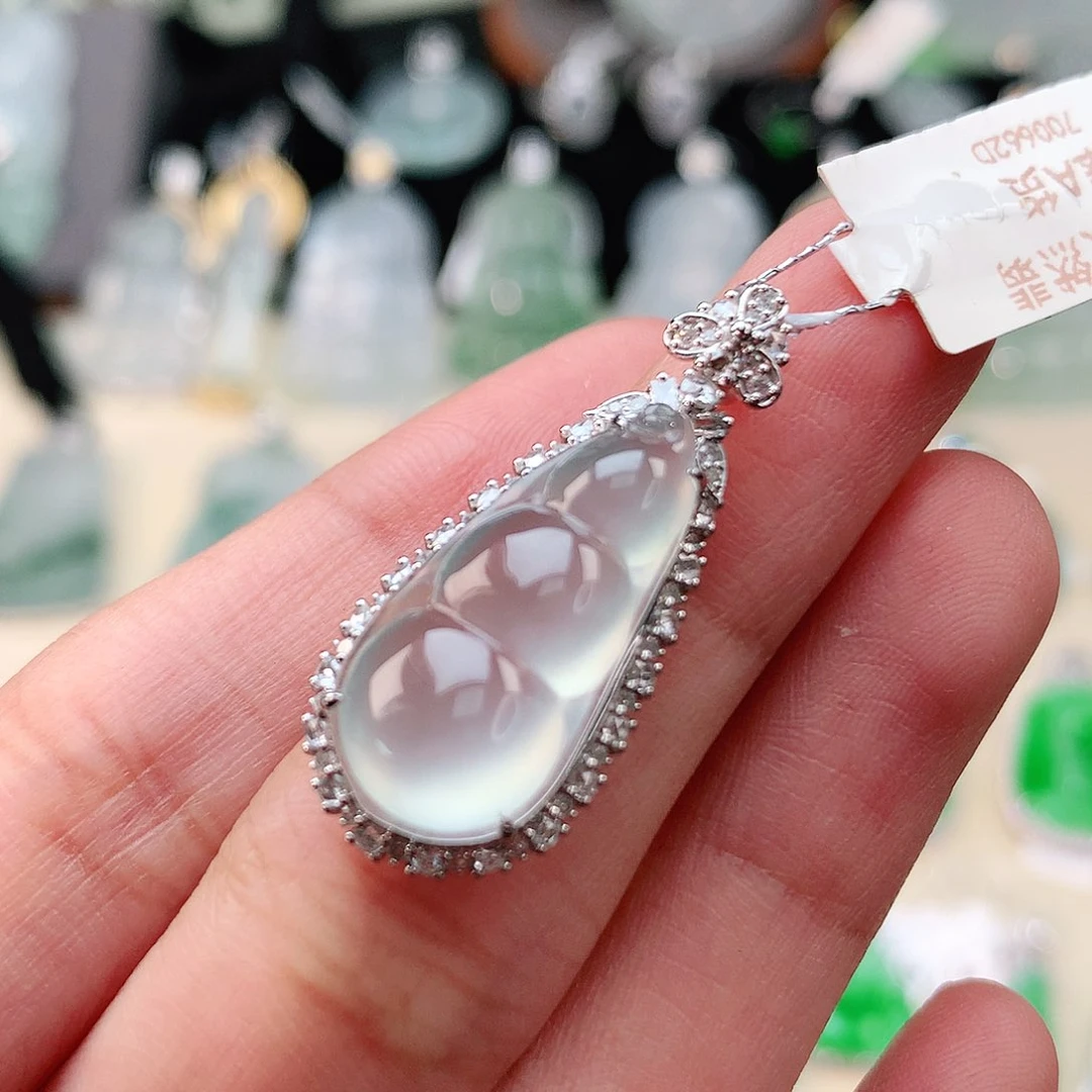 翡翠18K金镶嵌颈饰豆子