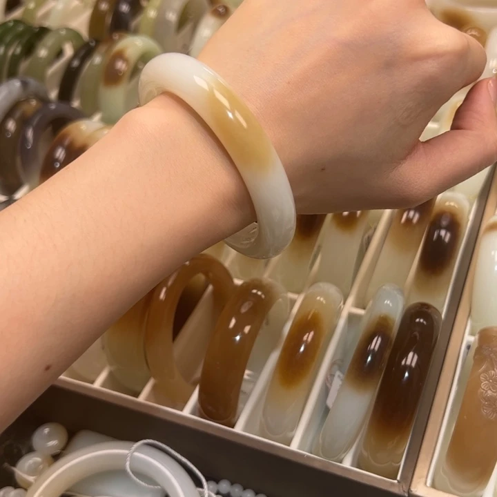 和田玉手镯未镶嵌