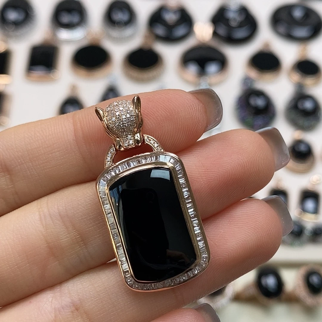 翡翠18K金镶嵌颈饰