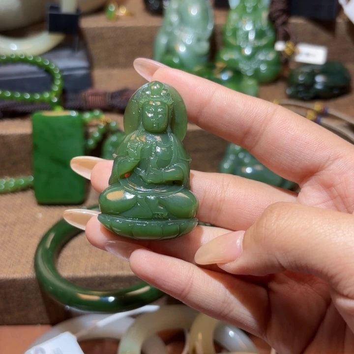 颈饰未镶嵌和田玉（碧玉）