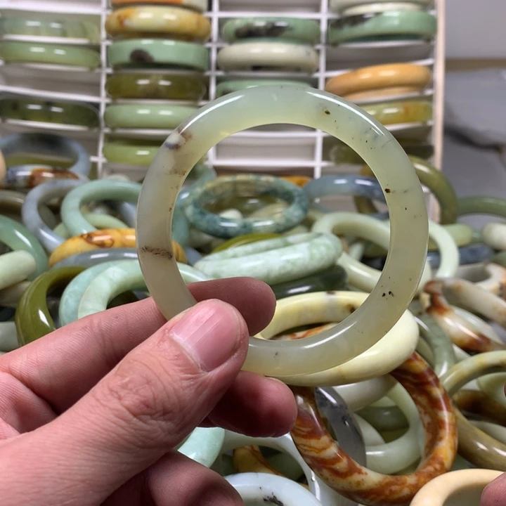 蛇纹石玉手镯未镶嵌开**姐