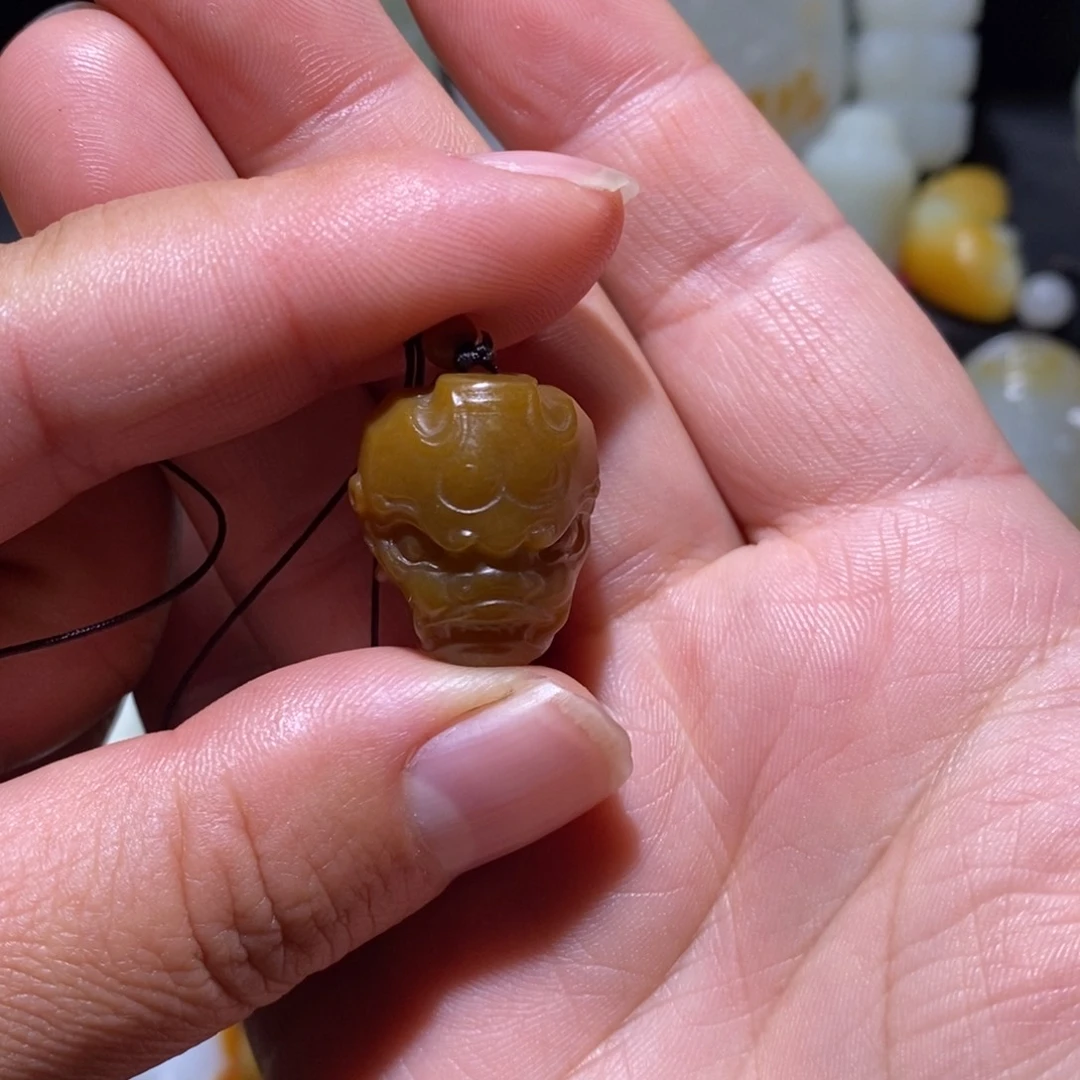 趣***儿和田玉未镶嵌颈饰