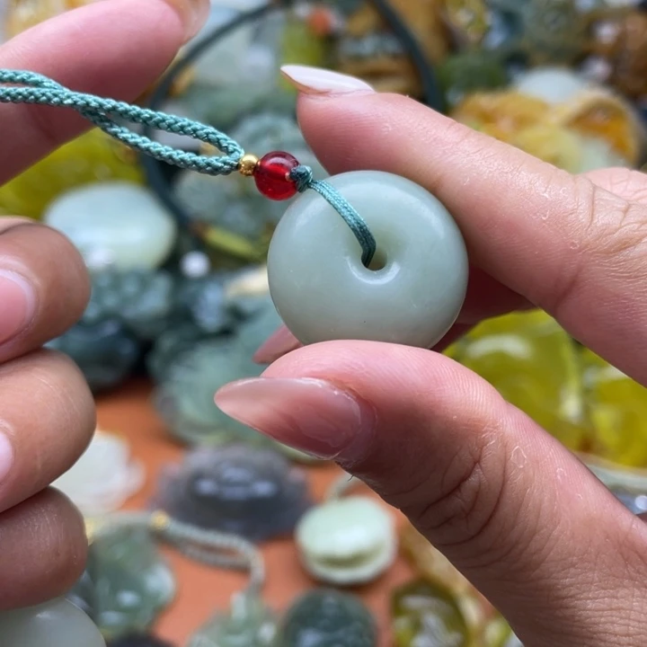 蛇纹石玉未镶嵌颈饰