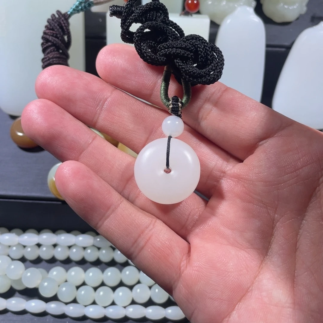 和田玉未镶嵌颈饰平安扣