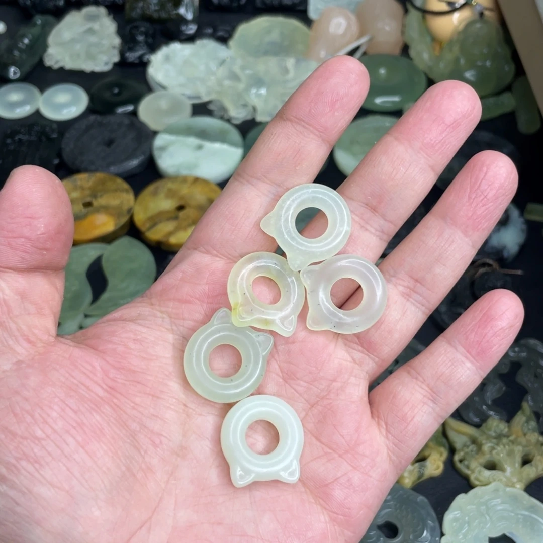 岫玉未镶嵌颈饰猫圈