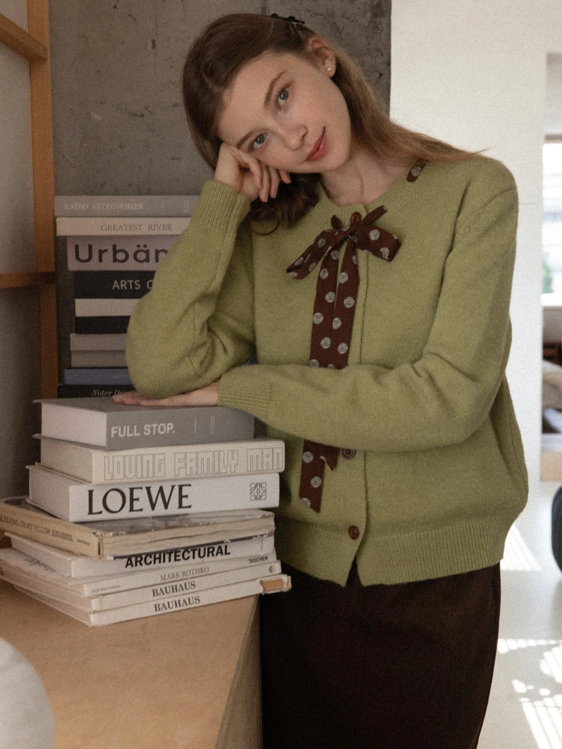 羊城故事-绿色圆领宽松针织开衫毛衣冬季新款百搭上衣Y51256476