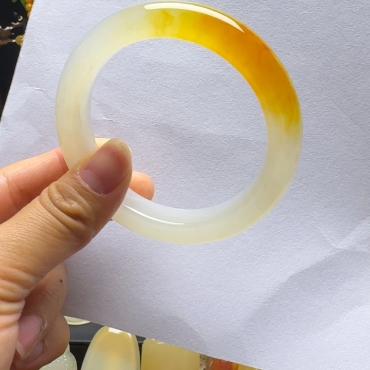 未镶嵌石英质玉（黄龙玉）手镯