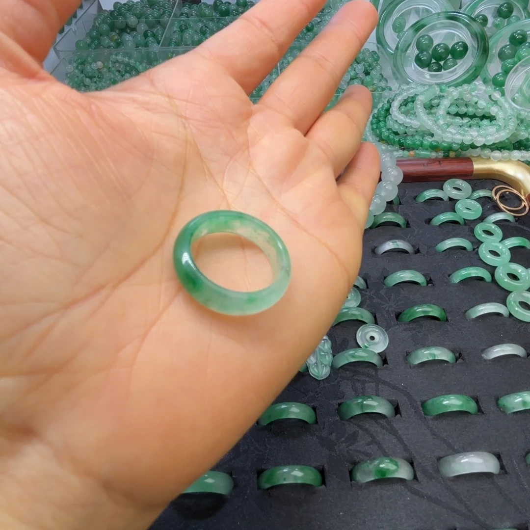 石英质玉（非洲翠）未镶嵌散珠戒指圈口14+